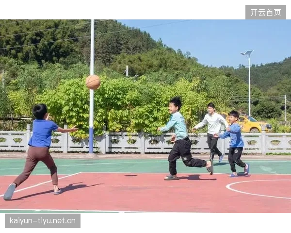 篮球少年运球运到摔
